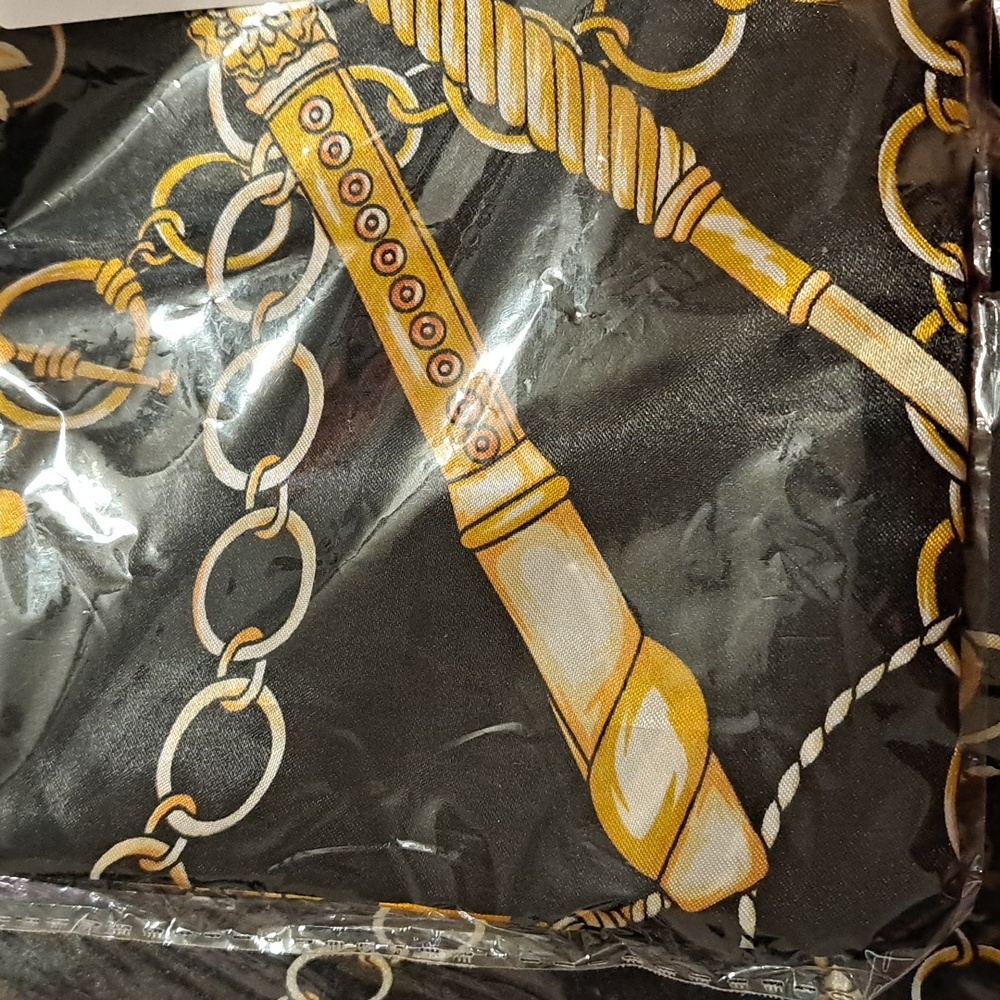 Scarf Square Black and Gold Chain Pattern 35.43 in - Picture 3 of 4